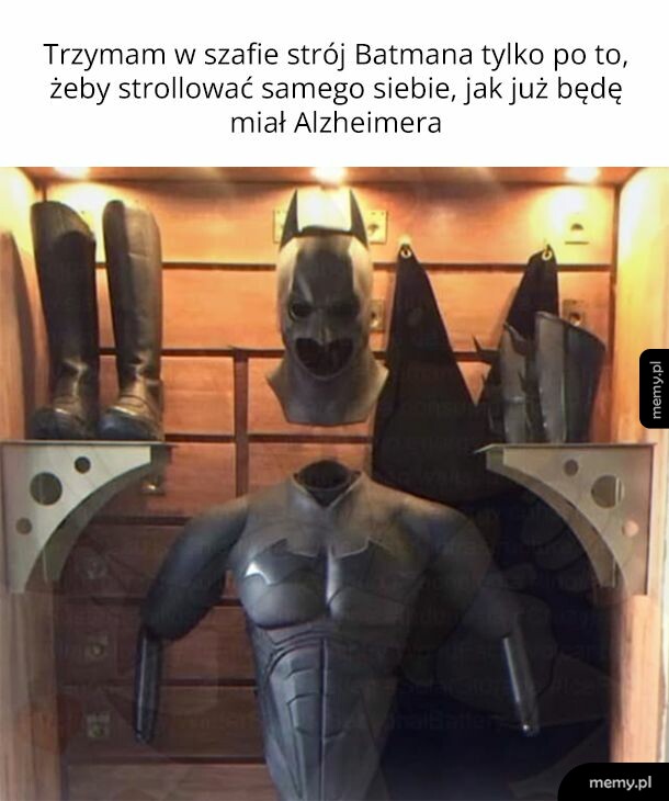 Strój Batmana w szafie, obok hełm i buty.