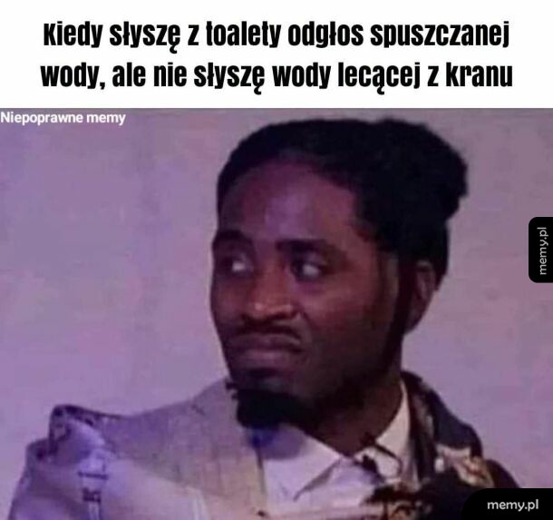 Mężczyzna z niezadowoloną miną, słuchający dźwięków w toalecie.