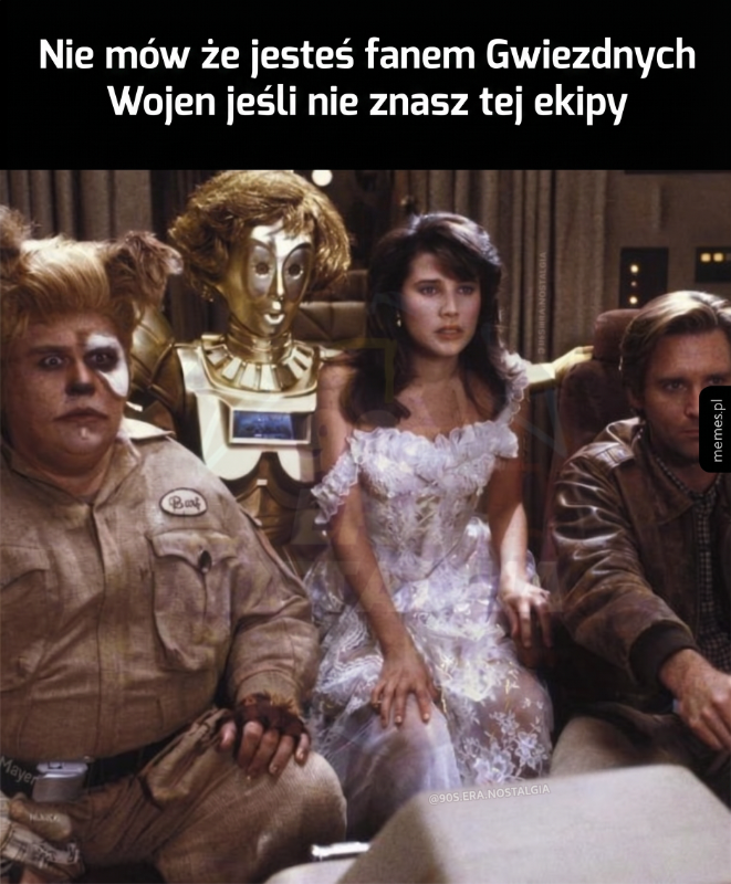 Czwórka postaci w kostiumach sci-fi siedzi razem w filmowej scenerii.