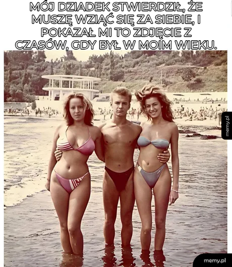Trzy osoby w strojach kąpielowych stoją w wodzie, w tle plaża.