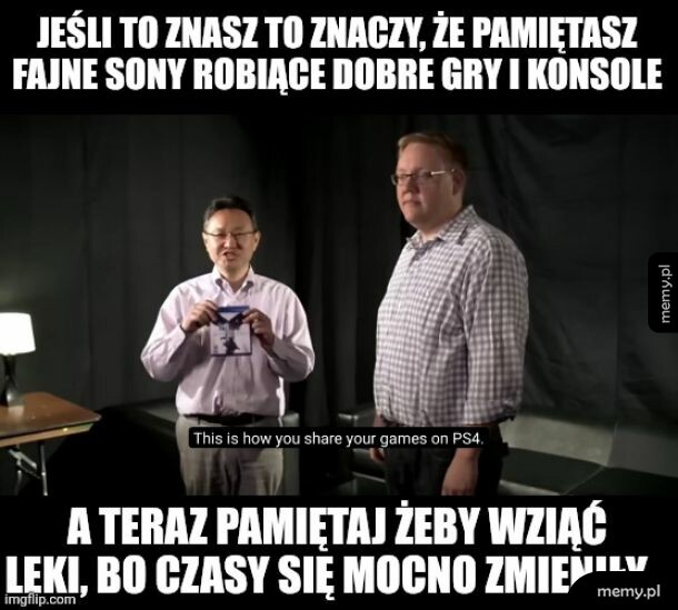 Dwóch mężczyzn w ciemnym pomieszczeniu trzymających konsolę PS4.