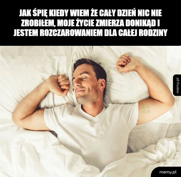 Mężczyzna śpi na łóżku z uśmiechem na twarzy.