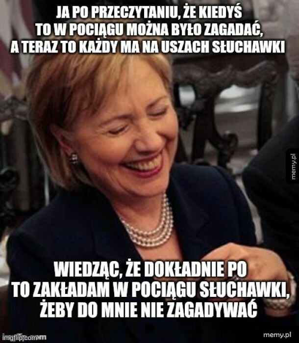 Kobieta z uśmiechem, trzymająca ręce na twarzy.