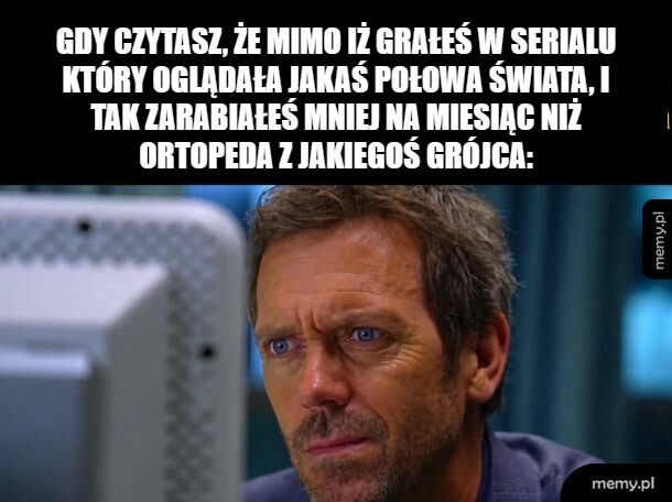 Mężczyzna z zamyśloną miną, patrzący na ekran.