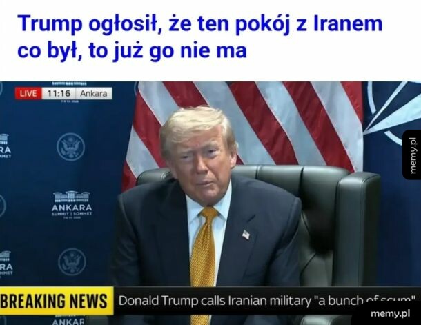 Mężczyzna w garniturze siedzi przy biurku, mówi do kamery.