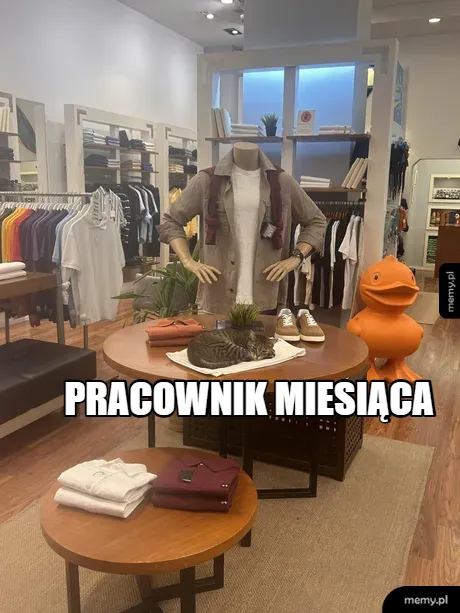 Manekin ubrany w casualowe ubrania w sklepie odzieżowym.