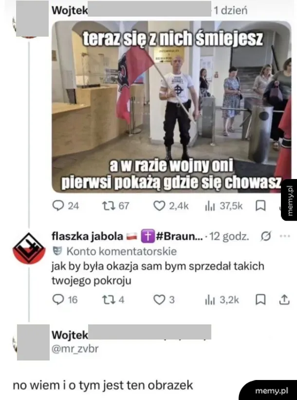 Mężczyzna w koszulce z symbolem nazistowskim trzyma plakat z napisem.