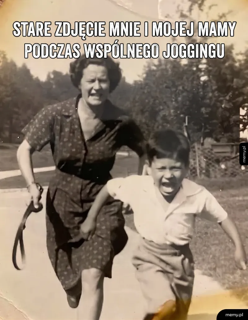 Kobieta i chłopiec biegną razem po drodze.