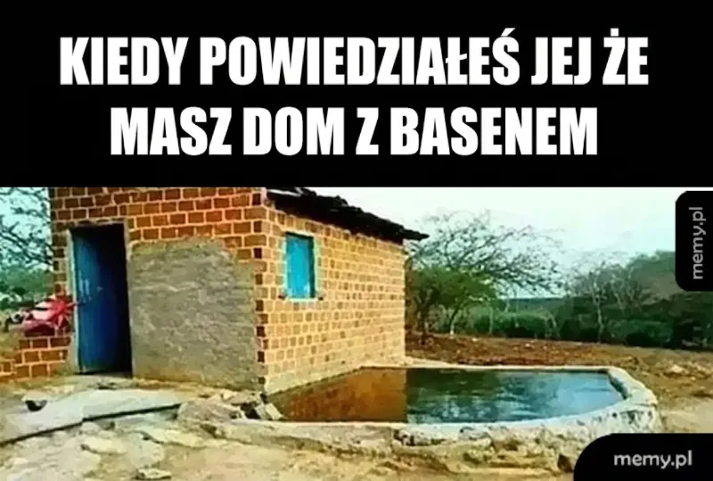 Mały dom z basenem w otoczeniu natury.