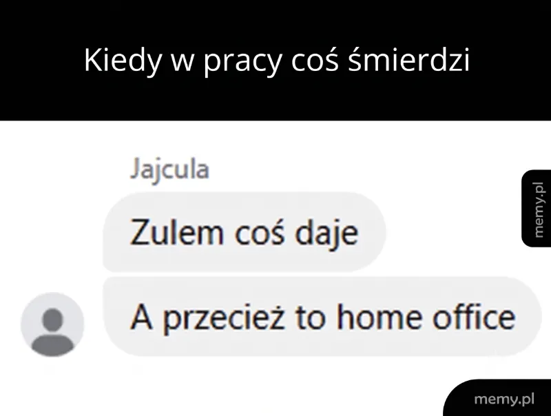 Tekstowe wiadomości w czacie o nieprzyjemnym zapachu w pracy.
