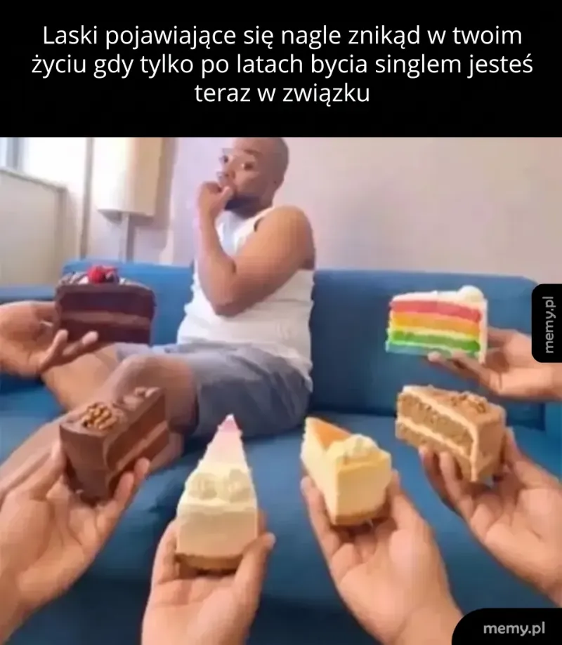 Mężczyzna siedzi na kanapie, trzymając kawałek ciasta, otoczony przez różne rodzaje ciast.