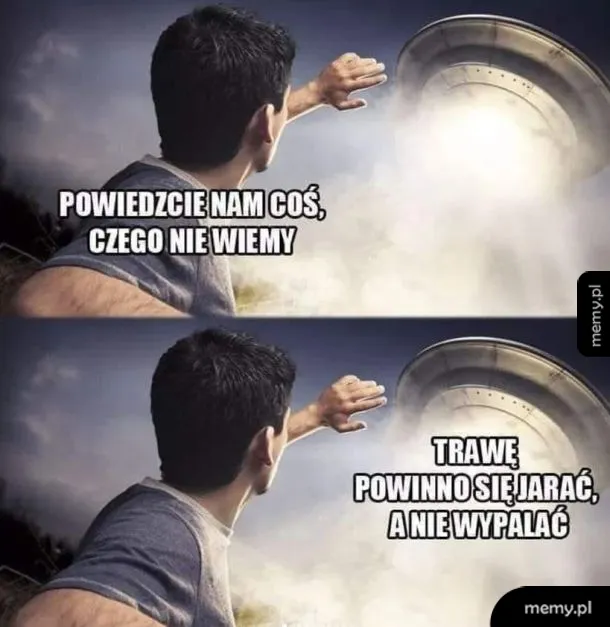 Mężczyzna patrzy na UFO, gestykulując.