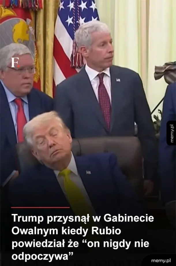 Donald Trump w Gabinecie Owalnym, z zamkniętymi oczami, obok innych mężczyzn.