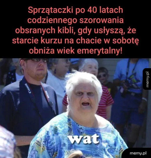 Kobieta z zaskoczoną miną w tłumie ludzi.