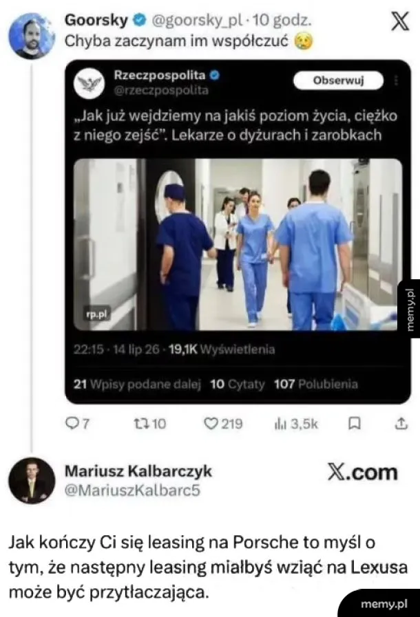 Grupa lekarzy w szpitalu, jeden z nich rozmawia z innymi.