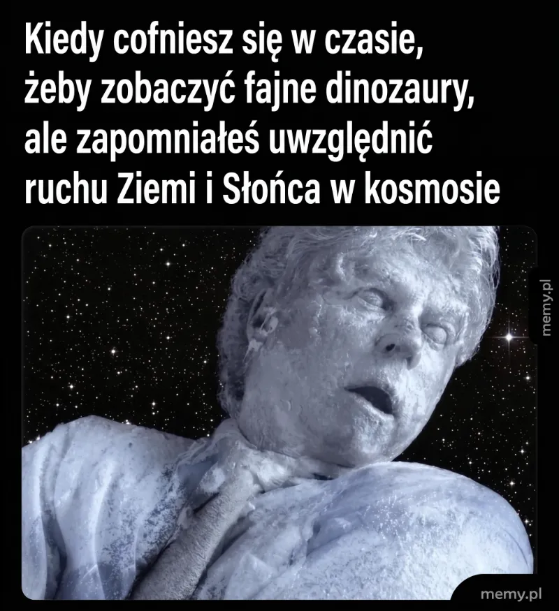Mężczyzna pokryty białym proszkiem, wyglądający na zaskoczonego.