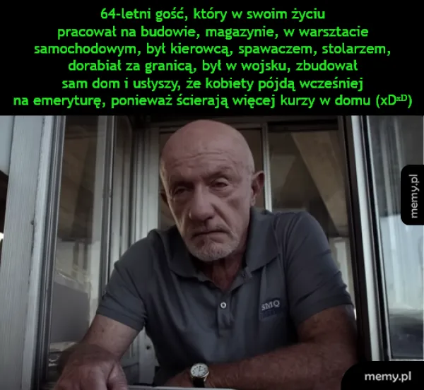Mężczyzna w średnim wieku siedzi przy stole, wygląda na zamyślonego.