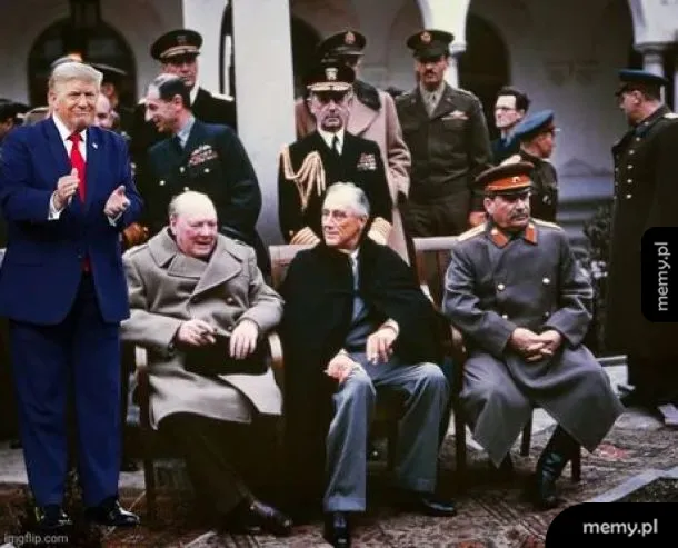 Postacie w historycznych mundurach siedzą na ławkach, w tle grupa ludzi w mundurach.