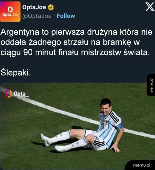Mężczyzna w koszulce Argentyny leży na boisku, wygląda na zmęczonego lub zranionego.
