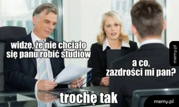 Dwóch mężczyzn i kobieta w biurze, rozmawiają o studiach.