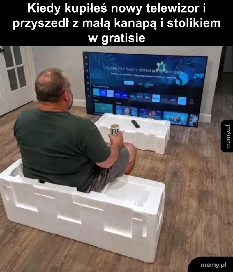 Mężczyzna siedzi na styropianowych blokach przed nowym telewizorem.