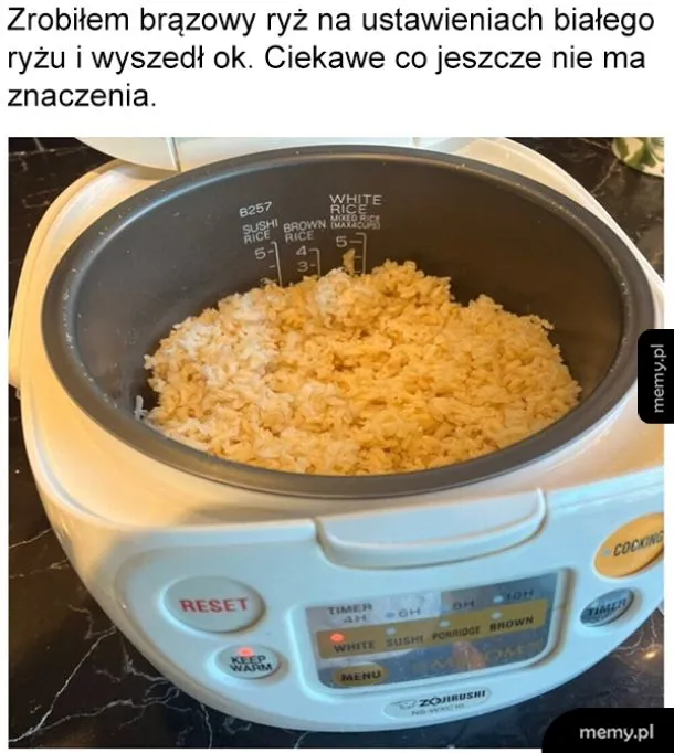 Ryż brązowy w garnku do gotowania ryżu.