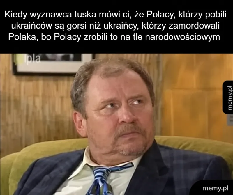 Mężczyzna z zaskoczoną miną siedzi na kanapie.