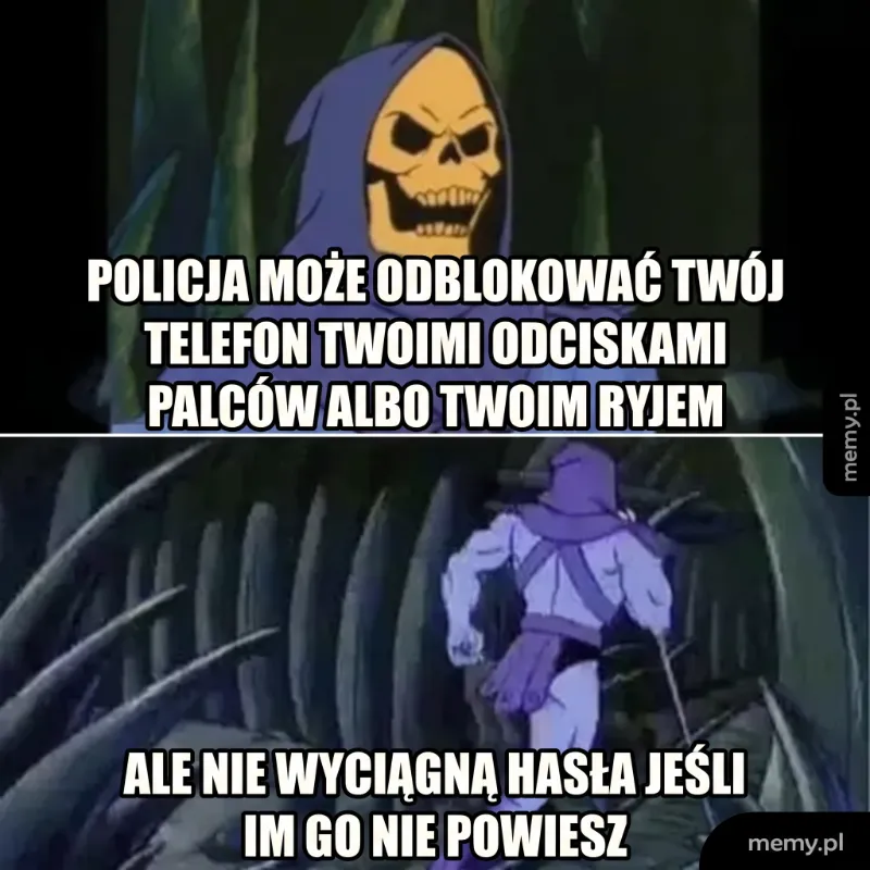 Postać w kapturze z uśmiechem, mroczne tło, inna postać w cieniu.