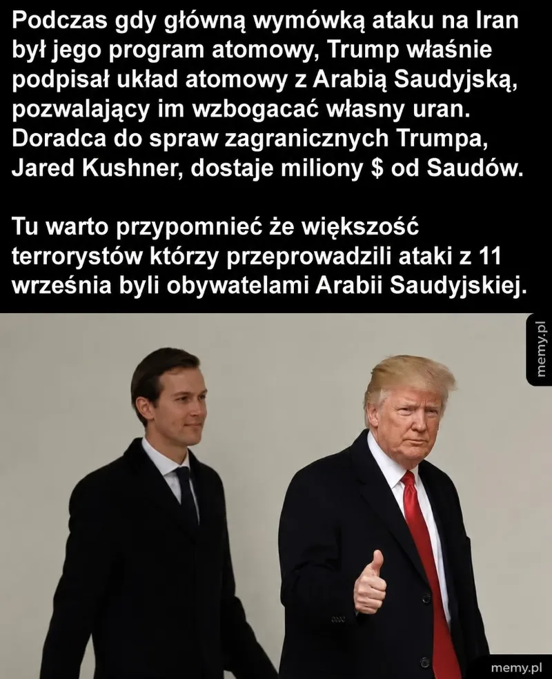 Mężczyzna w garniturze idzie obok byłego prezydenta USA.