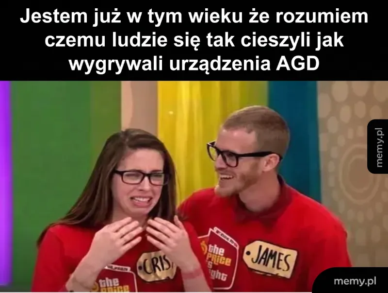 Kobieta z emocjami i mężczyzna w okularach, oboje w czerwonych koszulkach.