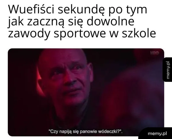 Mężczyzna z poważnym wyrazem twarzy, pytający o napoje na zawodach sportowych.
