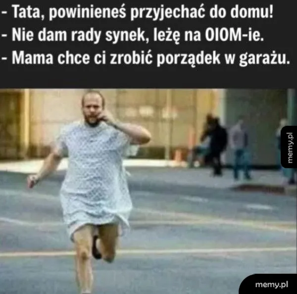 Mężczyzna w szpitalnym szlafroku biegnie ulicą.