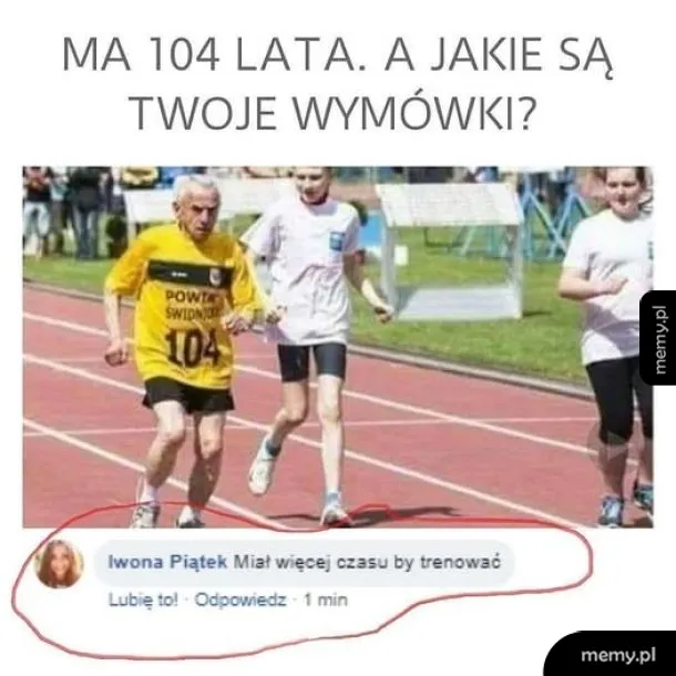 Starszy mężczyzna biegnący w zawodach sportowych z numerem 104.