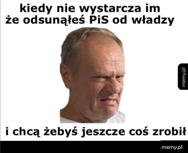 Mężczyzna z niezadowoloną miną, tekst o oczekiwaniach wobec działań politycznych.