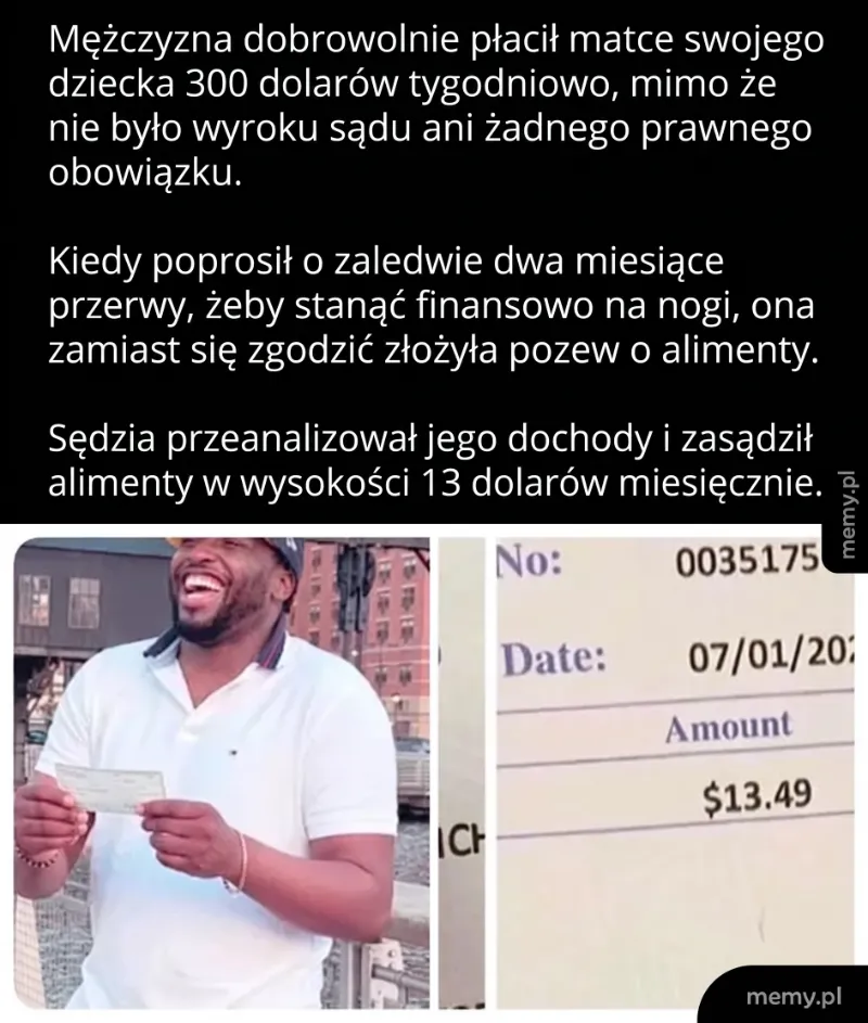 Mężczyzna trzyma dokumenty finansowe, uśmiechając się.