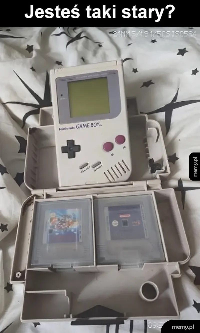 Stary model konsoli Game Boy z otwartą pokrywą i dwoma kartridżami.