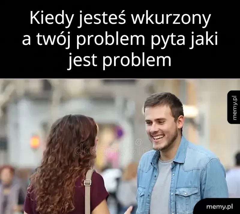 Mężczyzna rozmawia z kobietą, oboje uśmiechnięci na tle miejskiego krajobrazu.