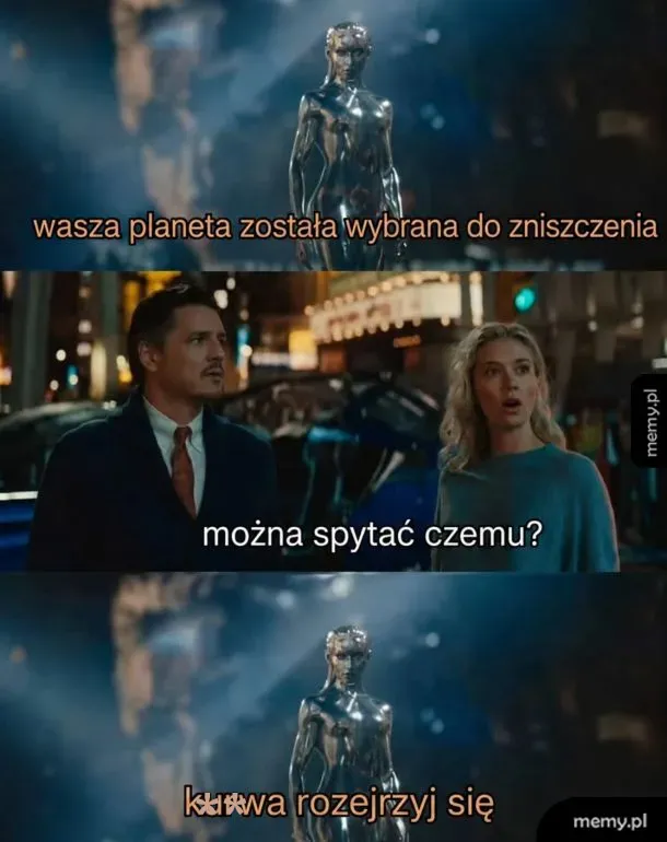Postacie w miejskim otoczeniu, jedna z nich to humanoidalna figura.