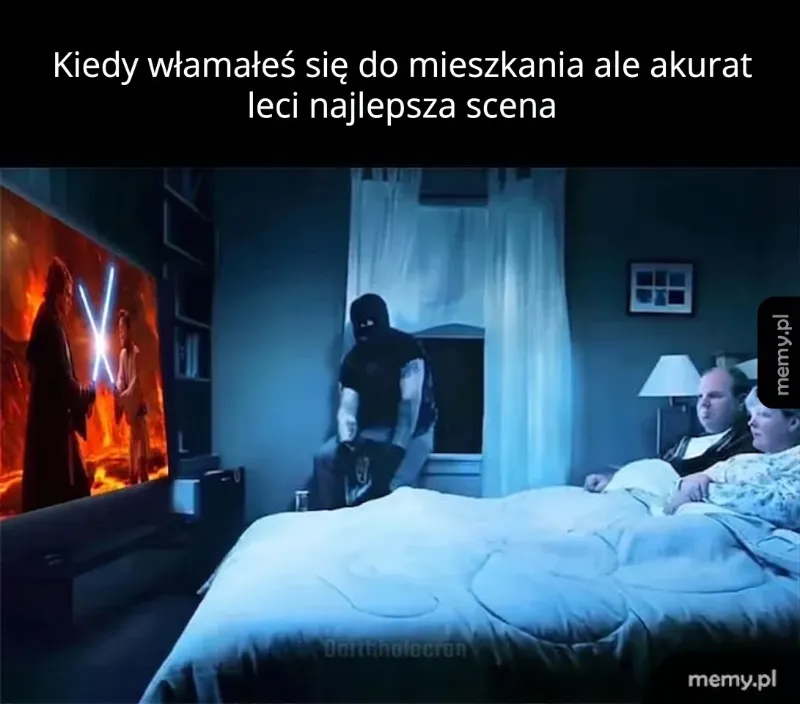 Mężczyzna w masce siedzi obok pary w łóżku, oglądają film.