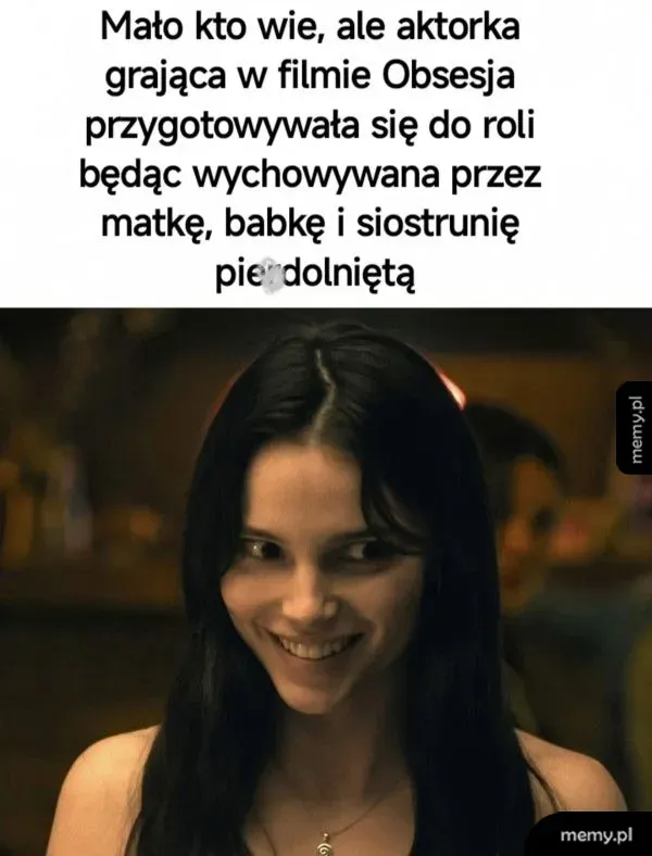 Kobieta z uśmiechem, tekst w tle.