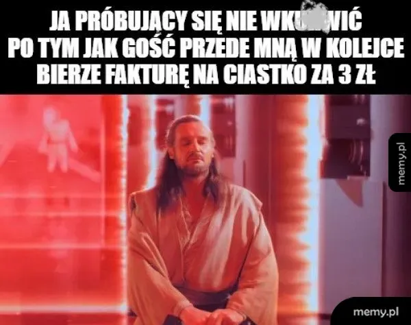 Mężczyzna w białej szacie z zamkniętymi oczami, w tle czerwone światła.