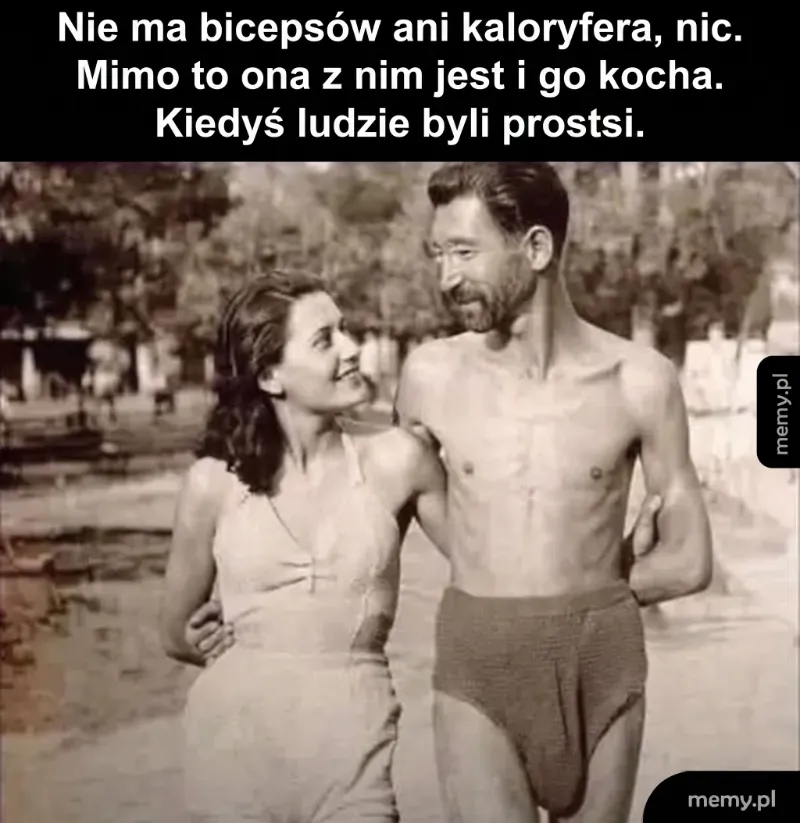 Mężczyzna i kobieta spacerujący razem, uśmiechnięci.