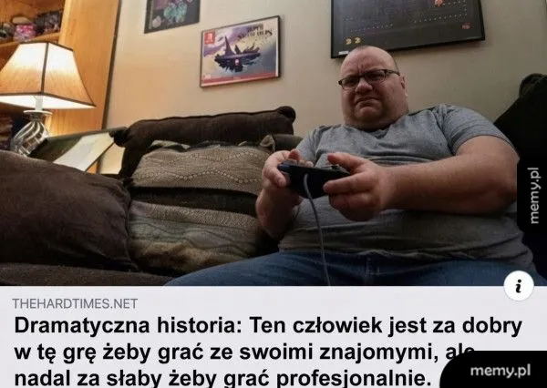 Mężczyzna grający na konsoli w salonie.