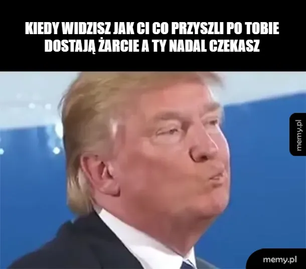 Mężczyzna z blond włosami z niezadowoloną miną.