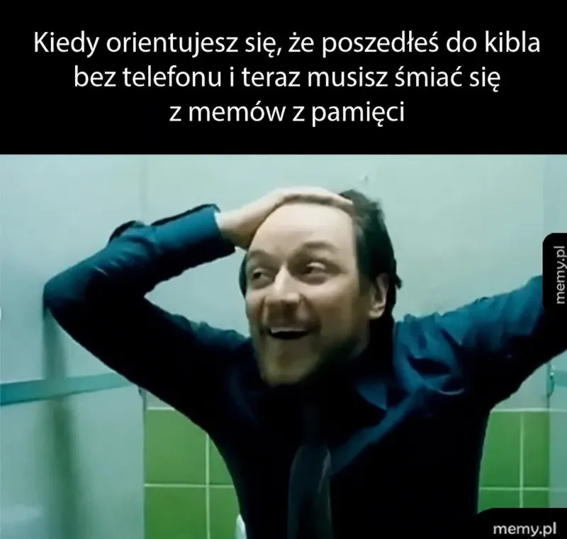 Mężczyzna w toalecie z rękami na głowie, wyrażający zdziwienie.