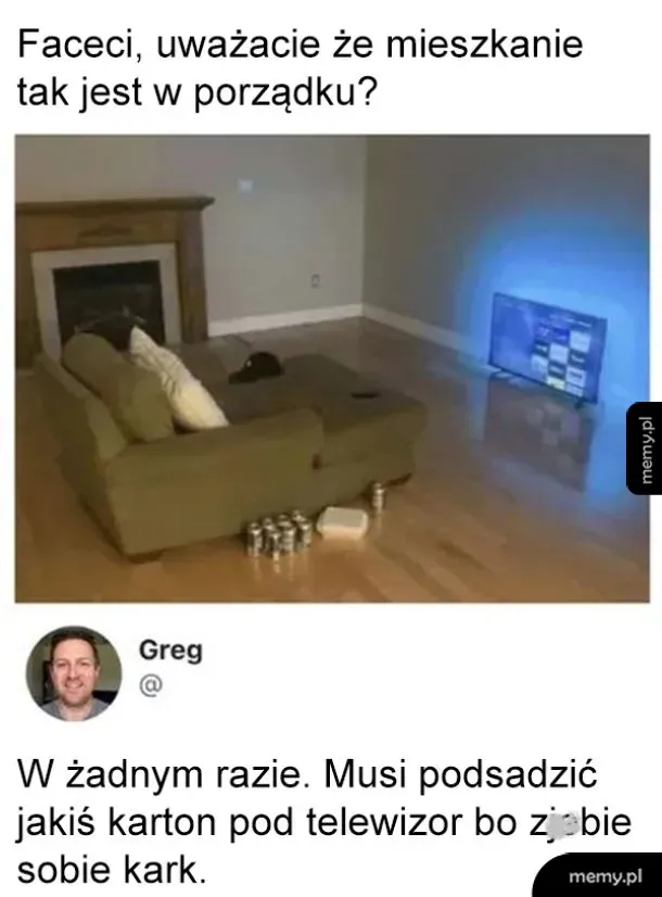 Pusty pokój z kanapą i telewizorem na podłodze.