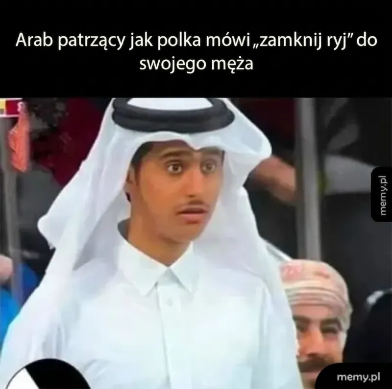 Mężczyzna w tradycyjnym arabskim stroju z zaskoczoną miną.