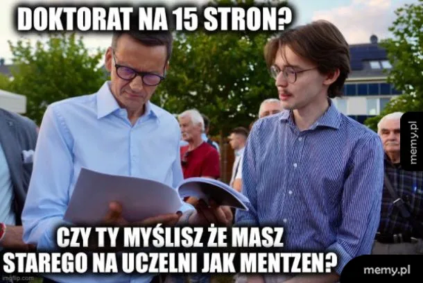 Dwóch mężczyzn rozmawia, jeden trzyma dokumenty, drugi zadaje pytanie.