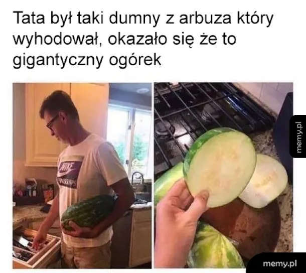 Mężczyzna trzymający arbuza i pokrojony owoc, który okazuje się ogórkiem.