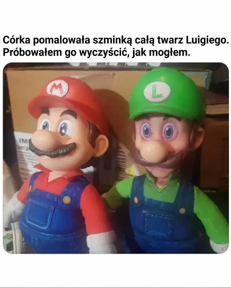Figurki Mario i Luigi, jedna z nich z pomalowaną twarzą.